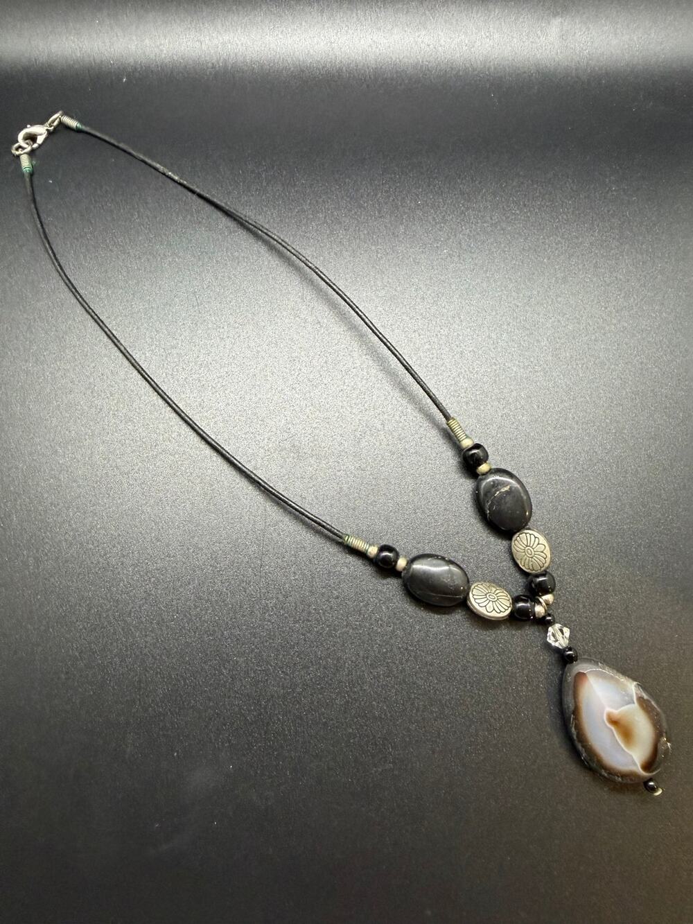 Vintage-style bohemian necklace black beaded chain elements, teardrop-shaped
